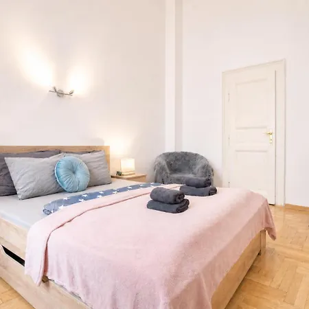 Cedar - Palace District Apartment *